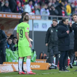 Niko Kovac im Gespräch mit dem Schiedsrichter