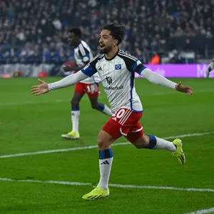 Immanuel Pherai bejubelt sein 1:0 für den HSV auf Schalke.