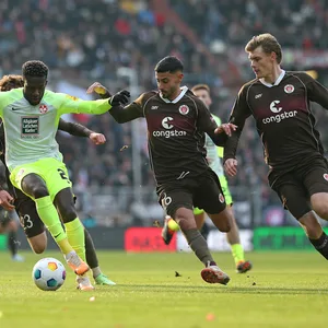 Elias Saad und Eric Smith gegen Kaiserslautern