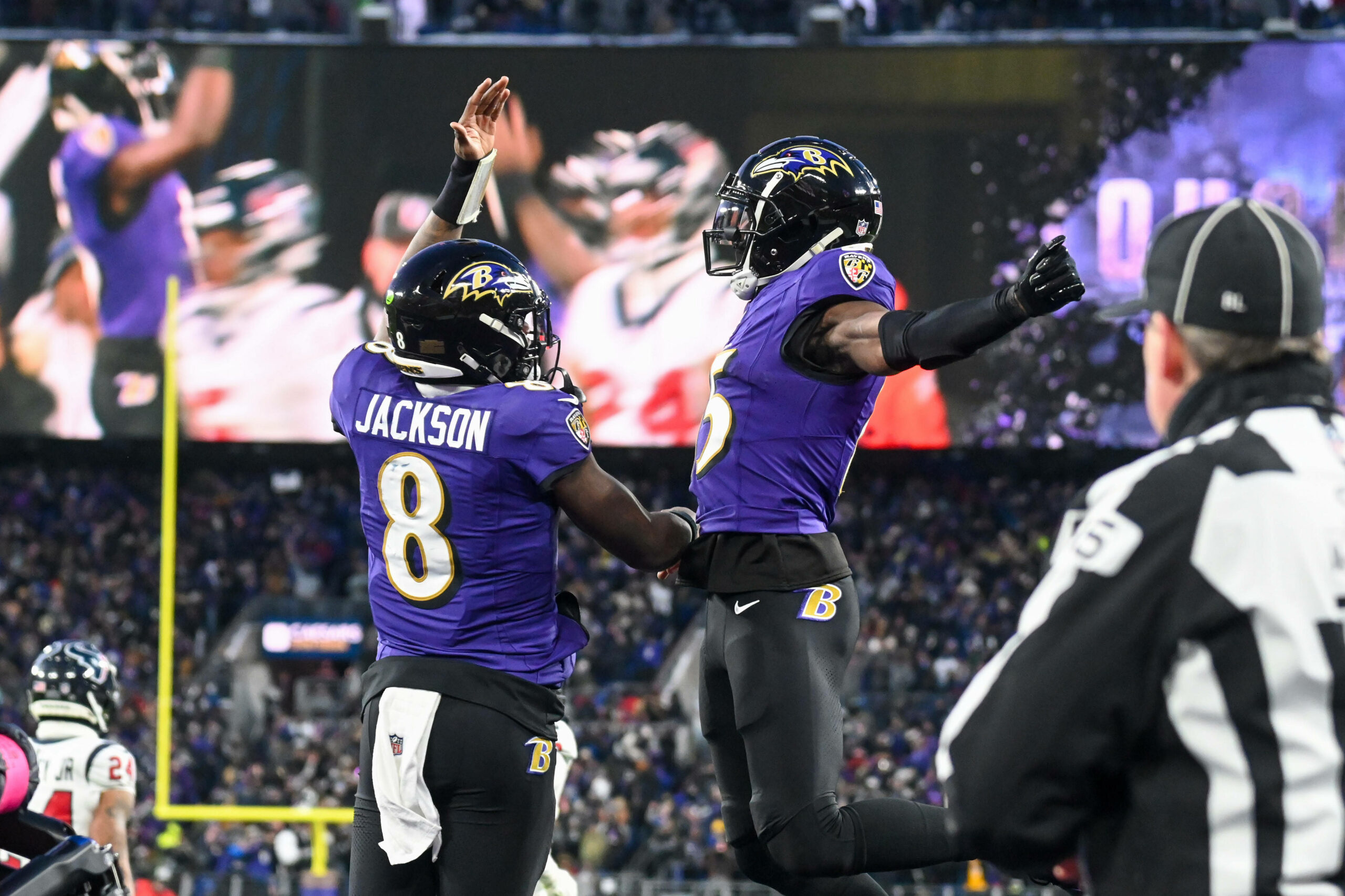 Lamar Jackson feiert mit seinem Wide Receiver Nelson Agholor