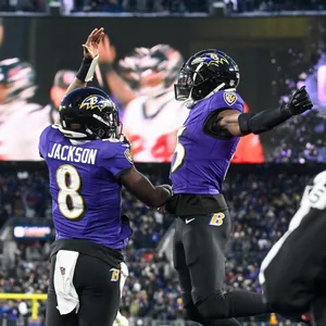 Lamar Jackson feiert mit seinem Wide Receiver Nelson Agholor