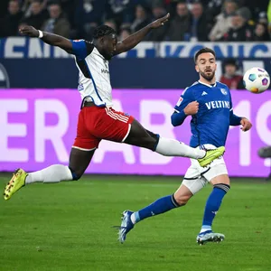 Stephan Ambrosius klärt den Ball vor Kenan Karajan