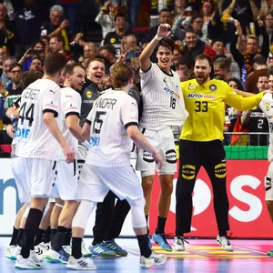 Geschafft! Deutschlands Handballer bejubeln ihren Triumph gegen Ungarn.