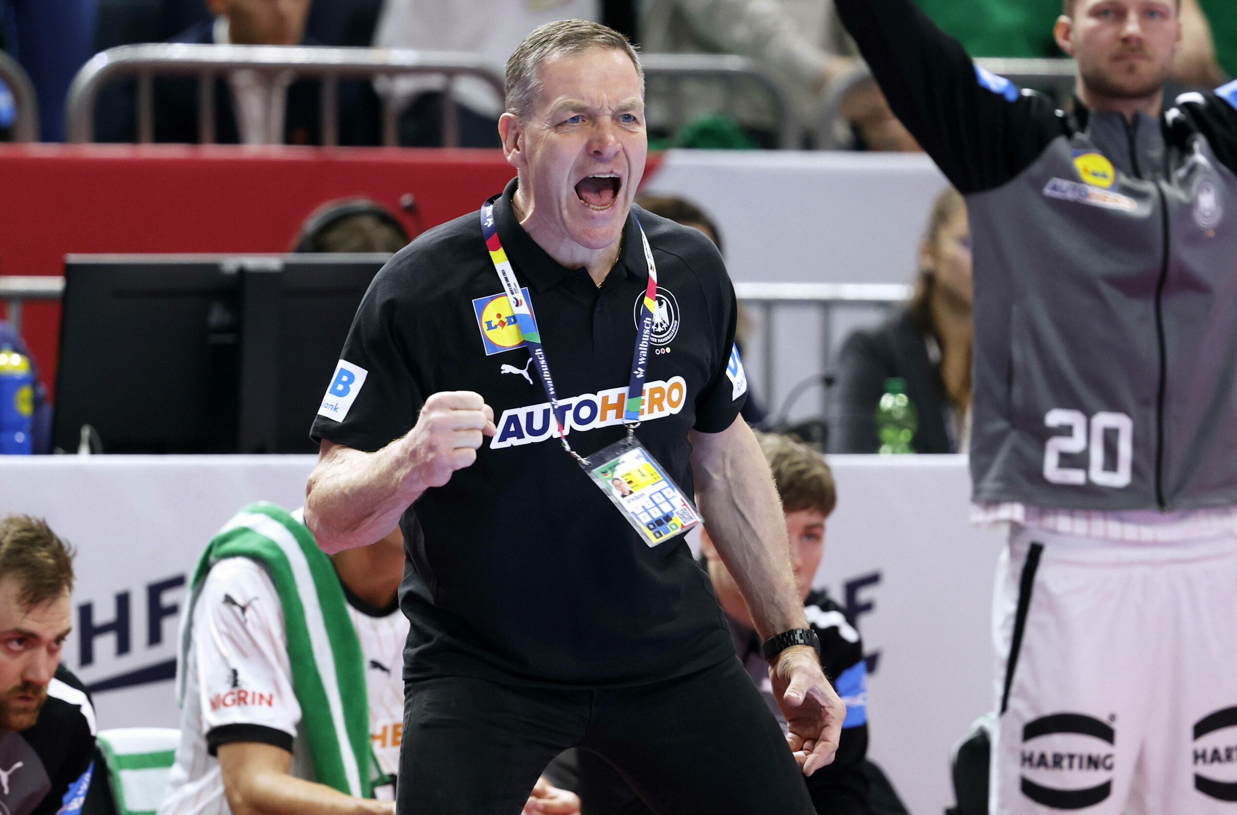 Handball-Bundestrainer Alfred Gislason schreit und ballt die Faust