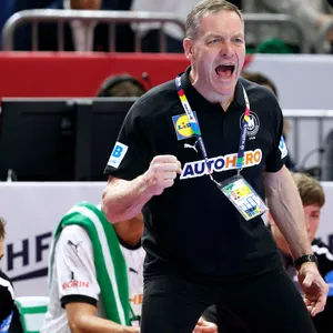 Handball-Bundestrainer Alfred Gislason schreit und ballt die Faust