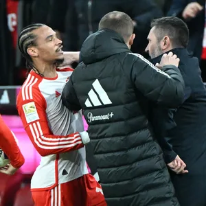 Union-Coach Nenad Bjelica (l.) verlor die Nerven und griff Leroy Sané ins Gesicht.