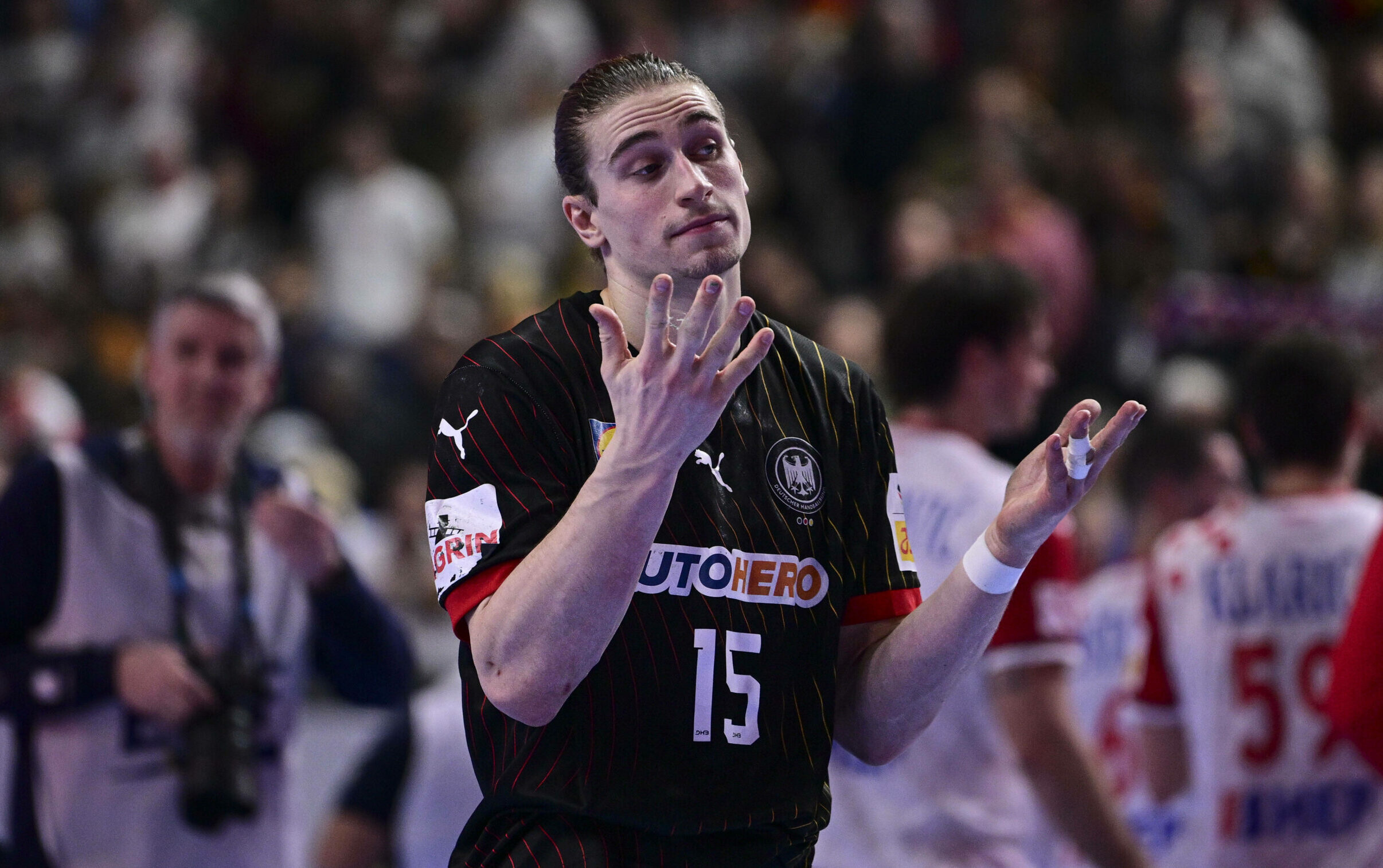 Handball-Nationalspieler Juri Knorr zeigt seine Enttäuschung