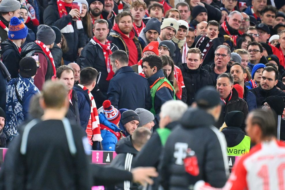 Nenad Bjelica verlässt nach seiner roten Karte den Platz