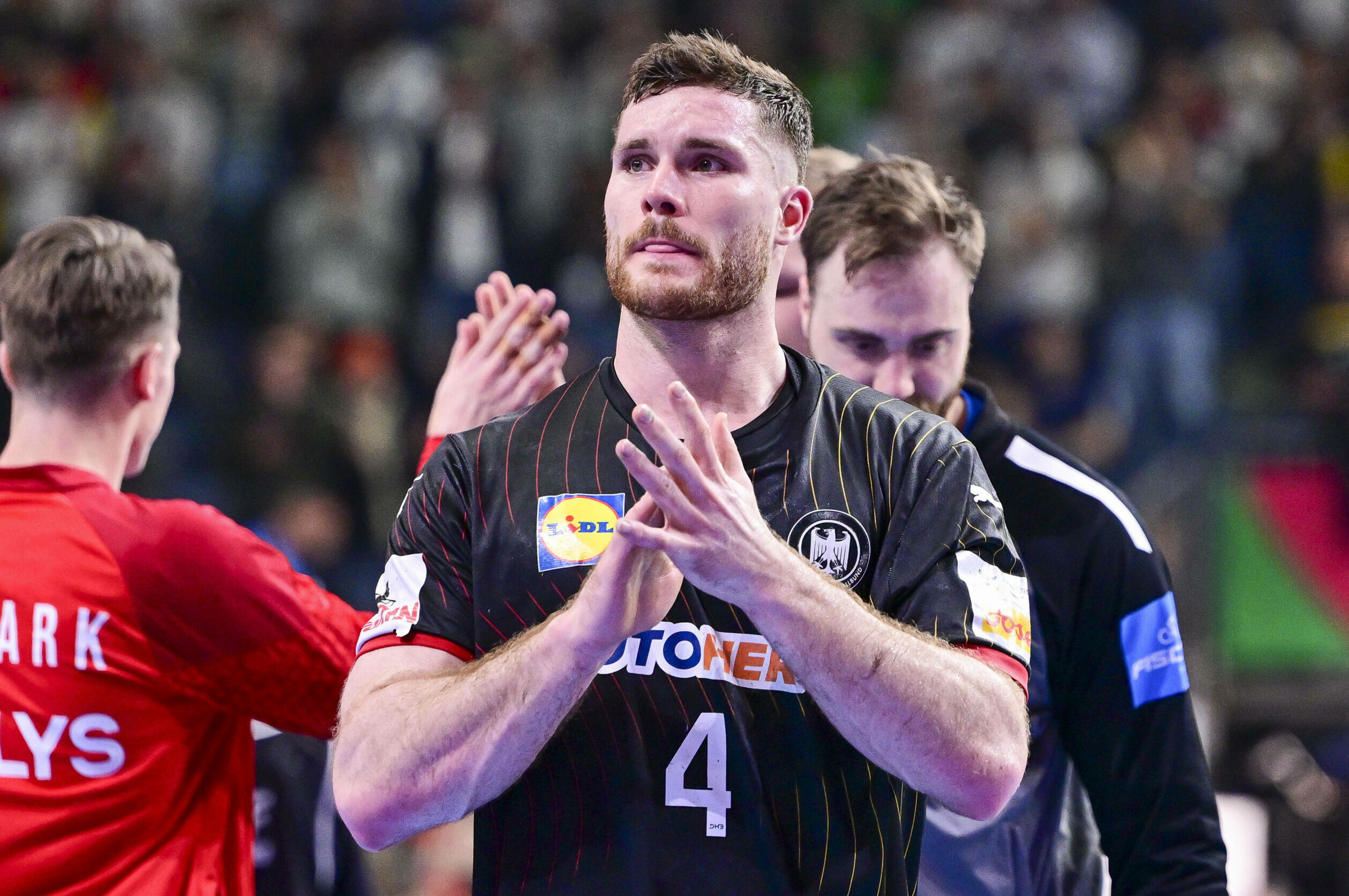 Der deutsche Handball-Nationalspieler Johannes Golla hat Tränen der Enttäuschung in den Augen