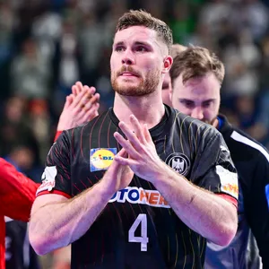Der deutsche Handball-Nationalspieler Johannes Golla hat Tränen der Enttäuschung in den Augen