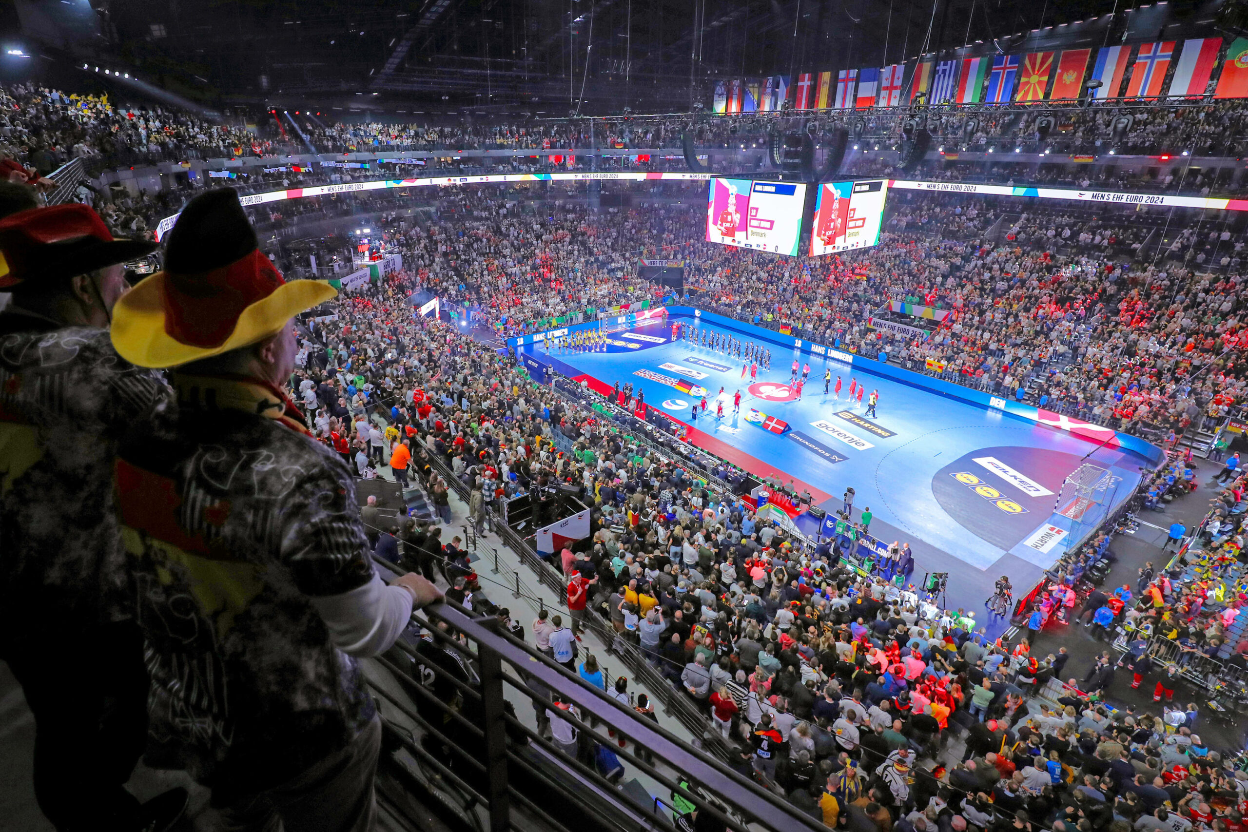 Eine gefüllte Lanxess-Arena vor dem Handball-Spiel