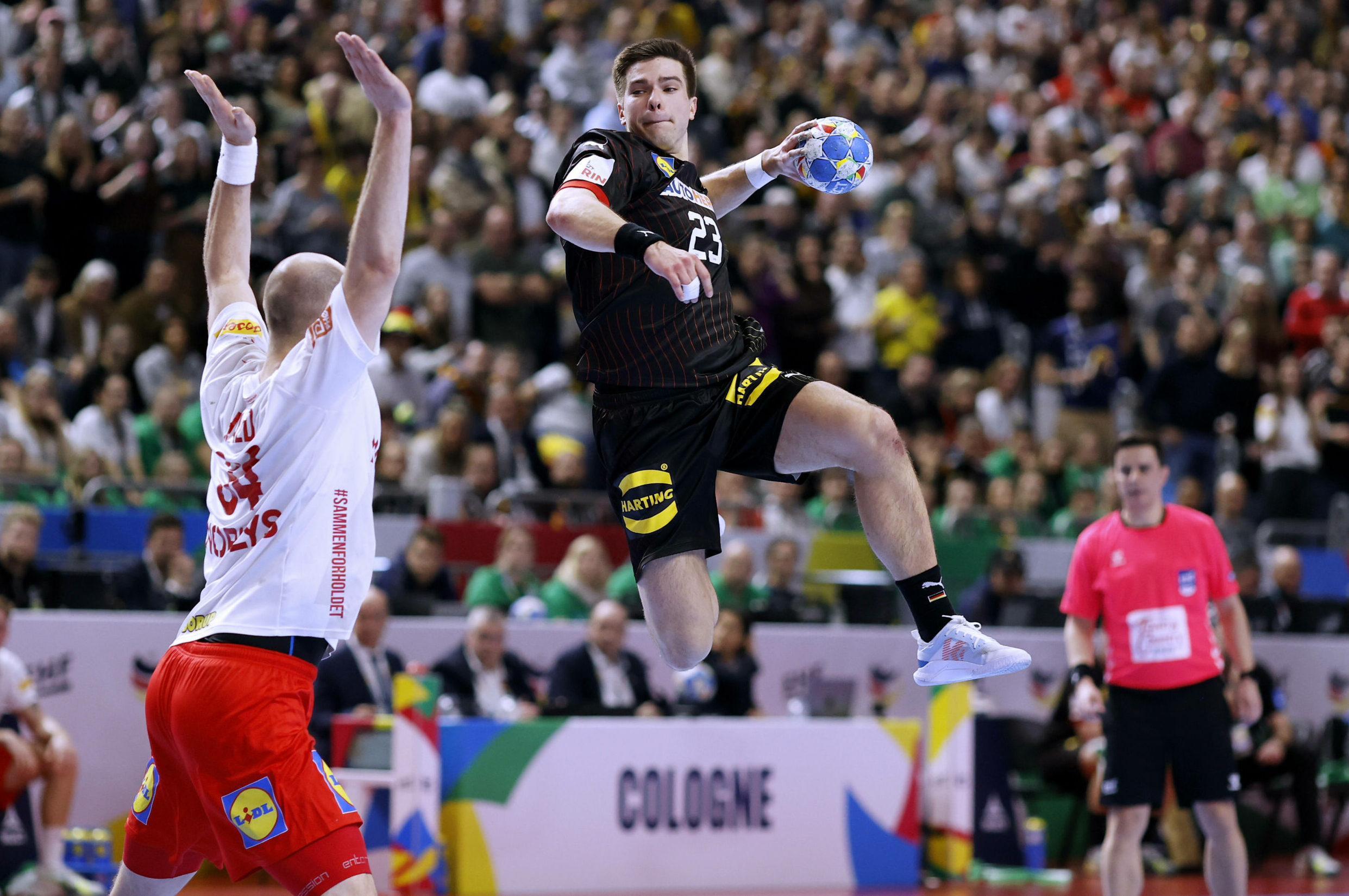 Deutschlands Handballnationalspieler Renars Uscins wirft wuchtig auf Tor