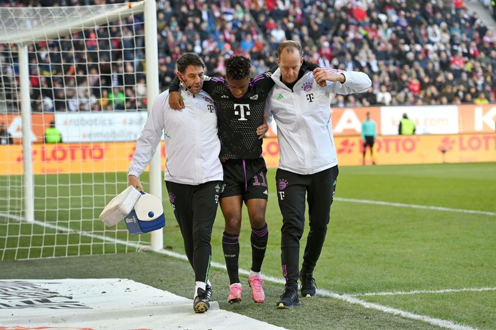 Kingsley Coman wird verletzt vom Platz gestützt