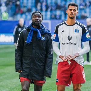 Enttäuscht schritten die HSV-Profis nach der Pleite gegen den KSC vor die eigene Fan-Kurve.