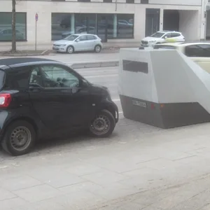 Der Smart parkte sehr nah am Blitzer – aber nicht zu nah: Das Gerät konnte immer noch auslösen.