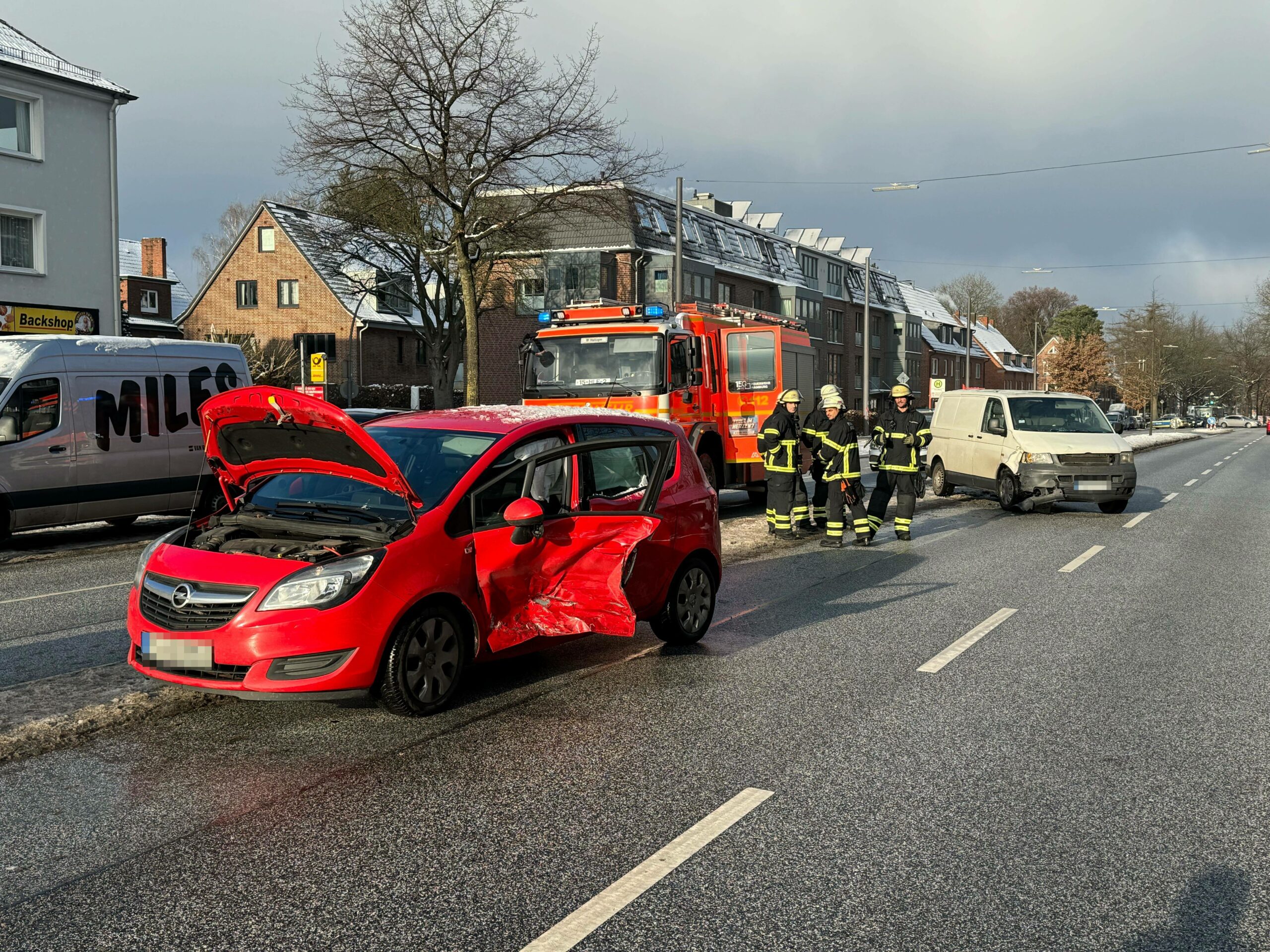 Die am Unfall beteiligten Fahrzeuge, vorne der Opel mit eingedrückter Fahrertür, weiter hinten der Transporter