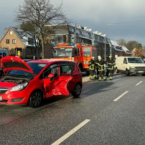 Die am Unfall beteiligten Fahrzeuge, vorne der Opel mit eingedrückter Fahrertür, weiter hinten der Transporter