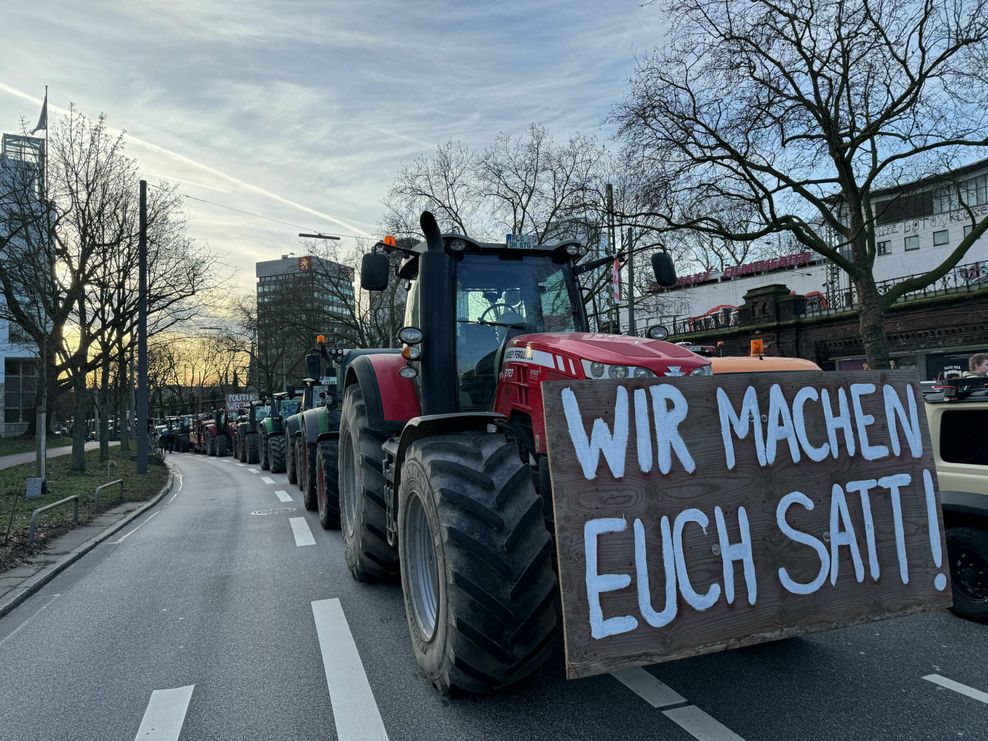 Viele Traktoren sind mittlerweile am Theodor-Heuss-Platz angekommen. Hier eine Kolonne auf Höhe Alsterglacis.