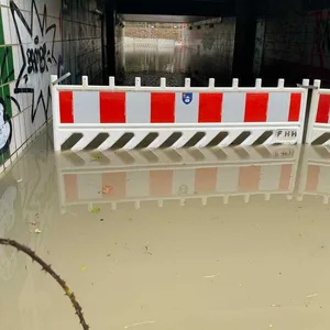 Die Bahnunterführung am stillgelegten Wandsbeker Bahnhof steht auch nach über einem Monat immer noch unter Wasser.
