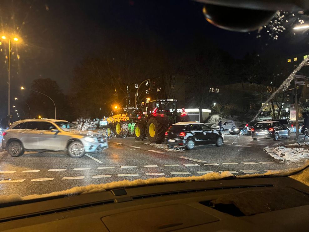 Autos stehen auf der Cuxhavener Straße in Hamburg im Stau.