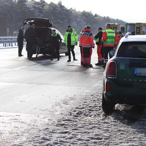 Auf der A7: Ersthelfer von Auto angefahren. Zwei schwer Verletzte, ein Toter