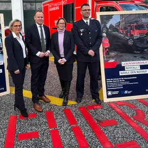 Caroline Roos von der KVA, Gesundheitssenatorin Melanie Schlotzhauer, Innensenator Andy Grote (beide SPD) und Feuerwehrchef Jörg Sauermann stellten die Kampagne vor.