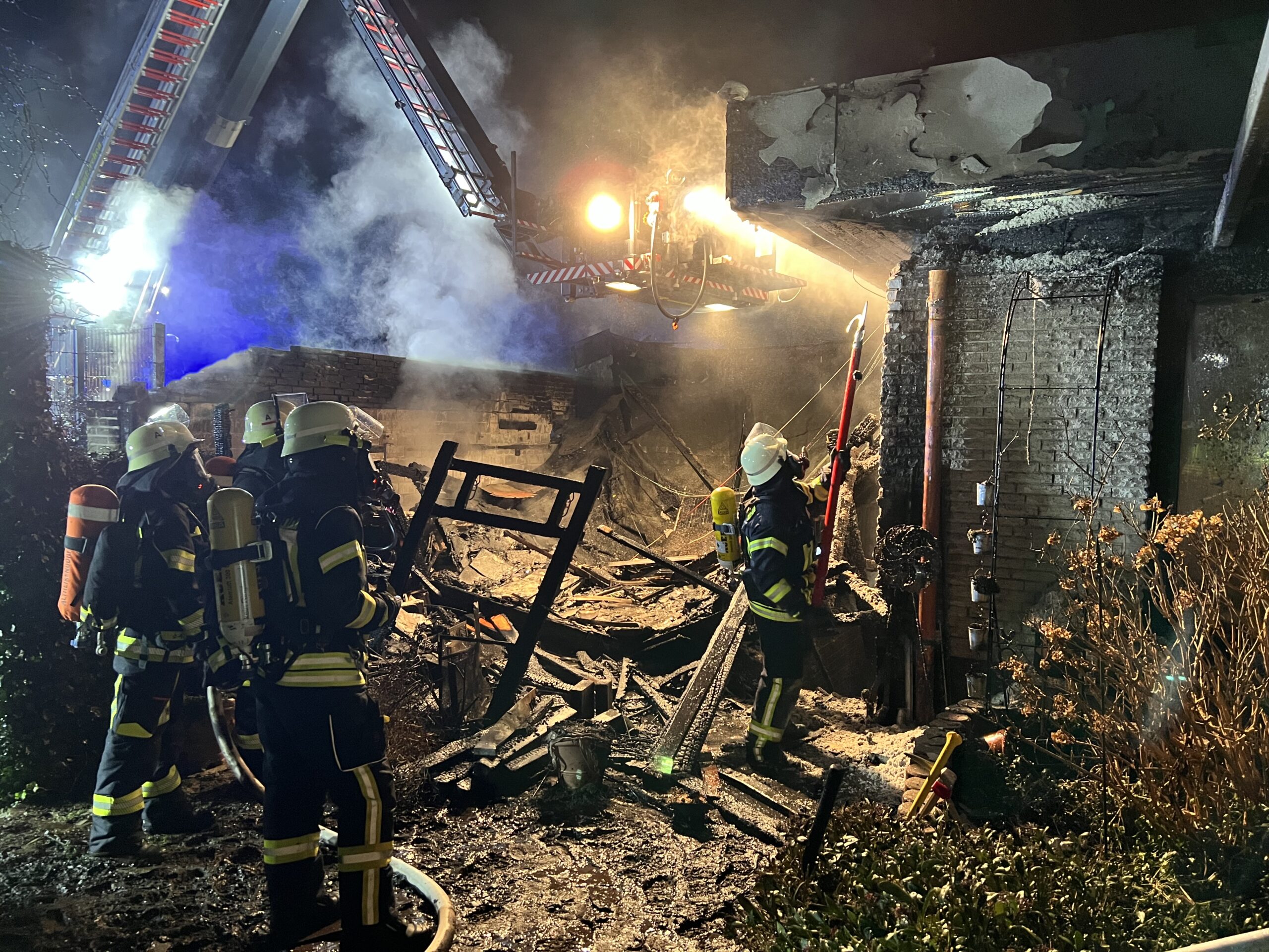 Haus in Mönkeberg in Flammen – Sanitäter verletzten sich als sie den Bewohner retten wollten