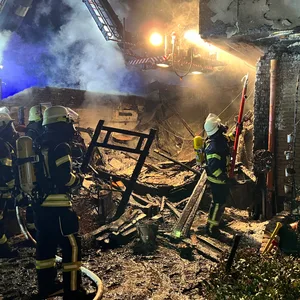 Haus in Mönkeberg in Flammen – Sanitäter verletzten sich als sie den Bewohner retten wollten