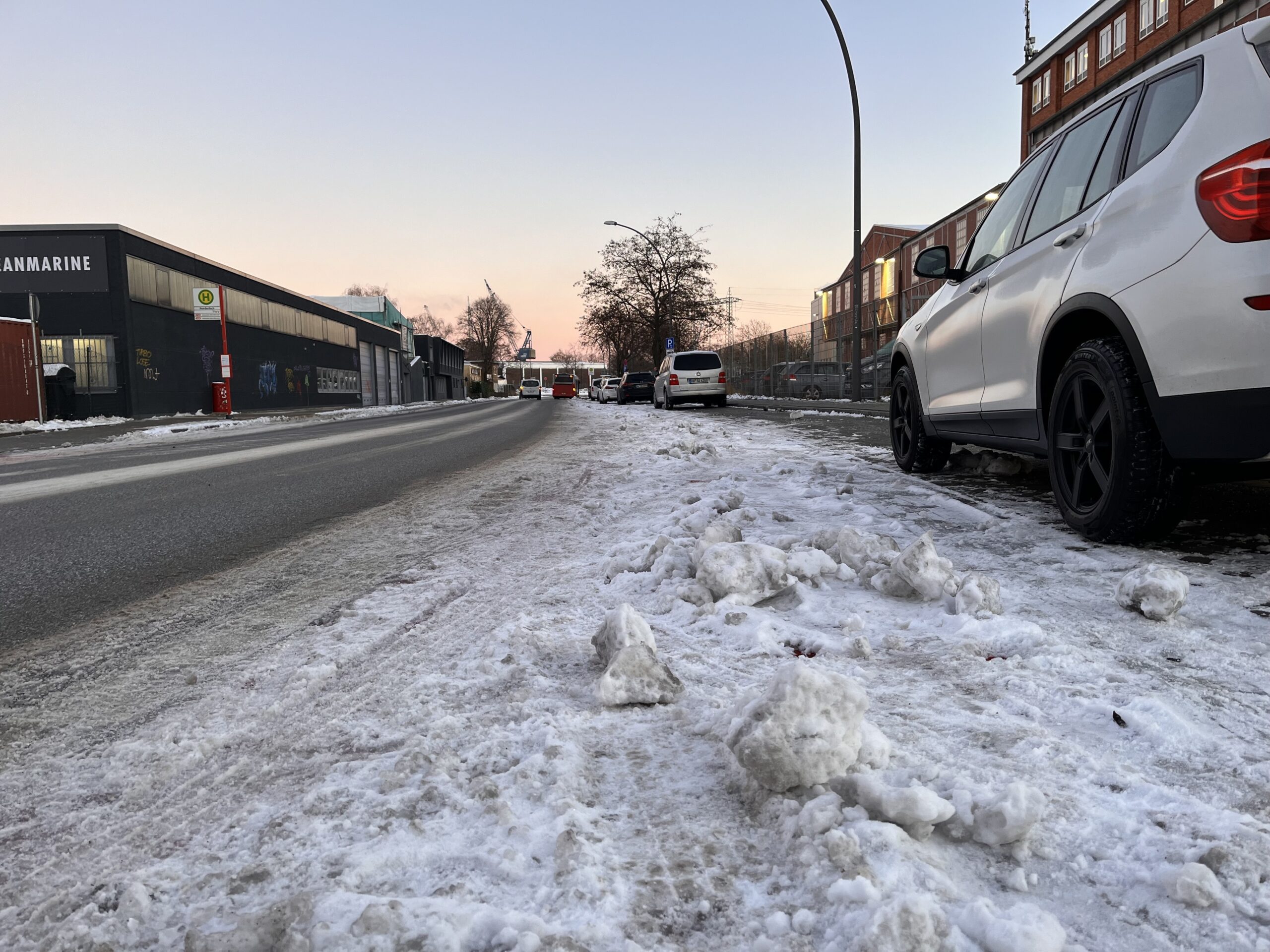 Während die Straße für die Autos freigeräumt wurde, ist der Radweg immer noch voller Eis und Schnee.