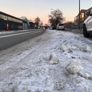 Während die Straße für die Autos freigeräumt wurde, ist der Radweg immer noch voller Eis und Schnee.