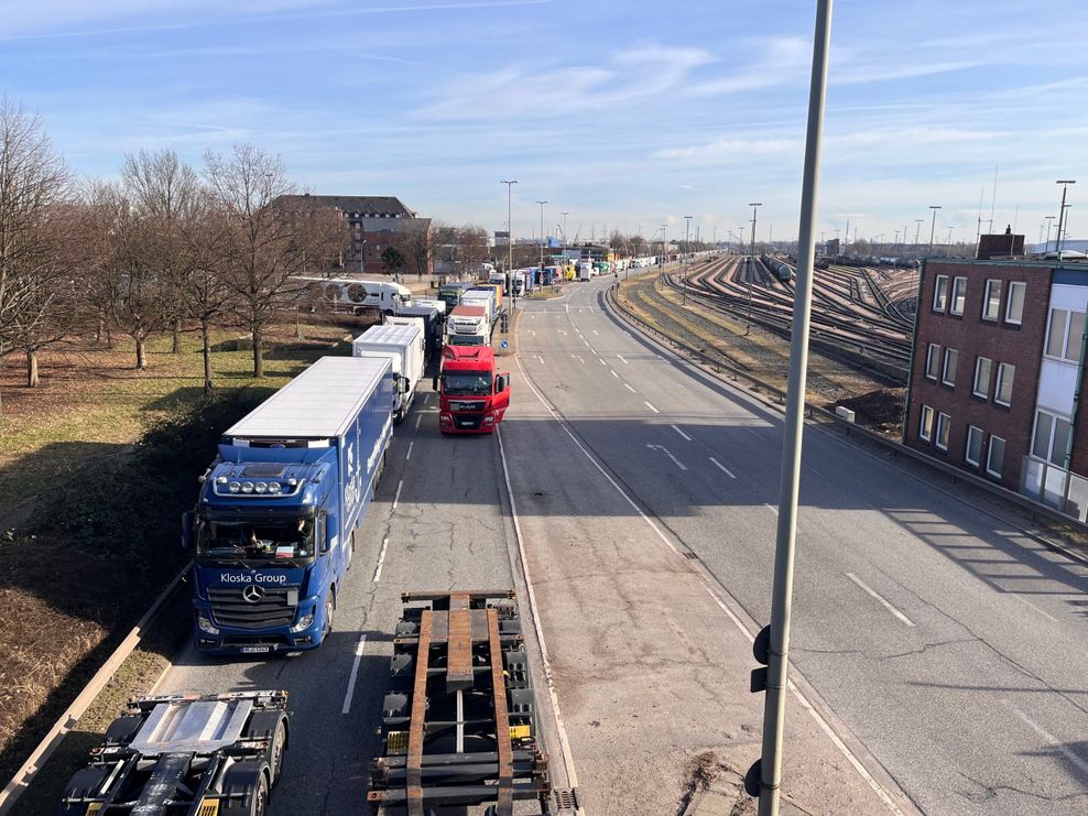 Auf dem Veddeler Damm Richtung Hafen geht zur Mittagszeit überhaupt nichts mehr.