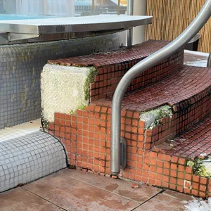 Die Treppe auf der Dachterrasse des David Lloyd Meridian Alstertal. Sie führt zum Whirlpool und ist ziemlich stark beschädigt