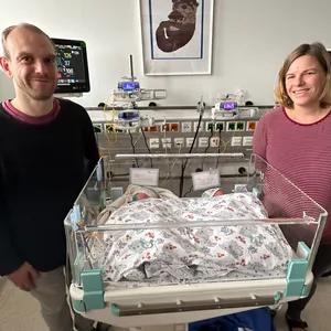 Die stolzen Eltern Rebekka und Christoph Becker mit ihren Babys Jonathan und Benedikt.