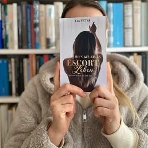 Lia hält ihr Buch vor ihr Gesicht