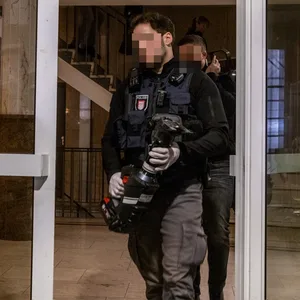 Ein Polizist mit einer Ramme