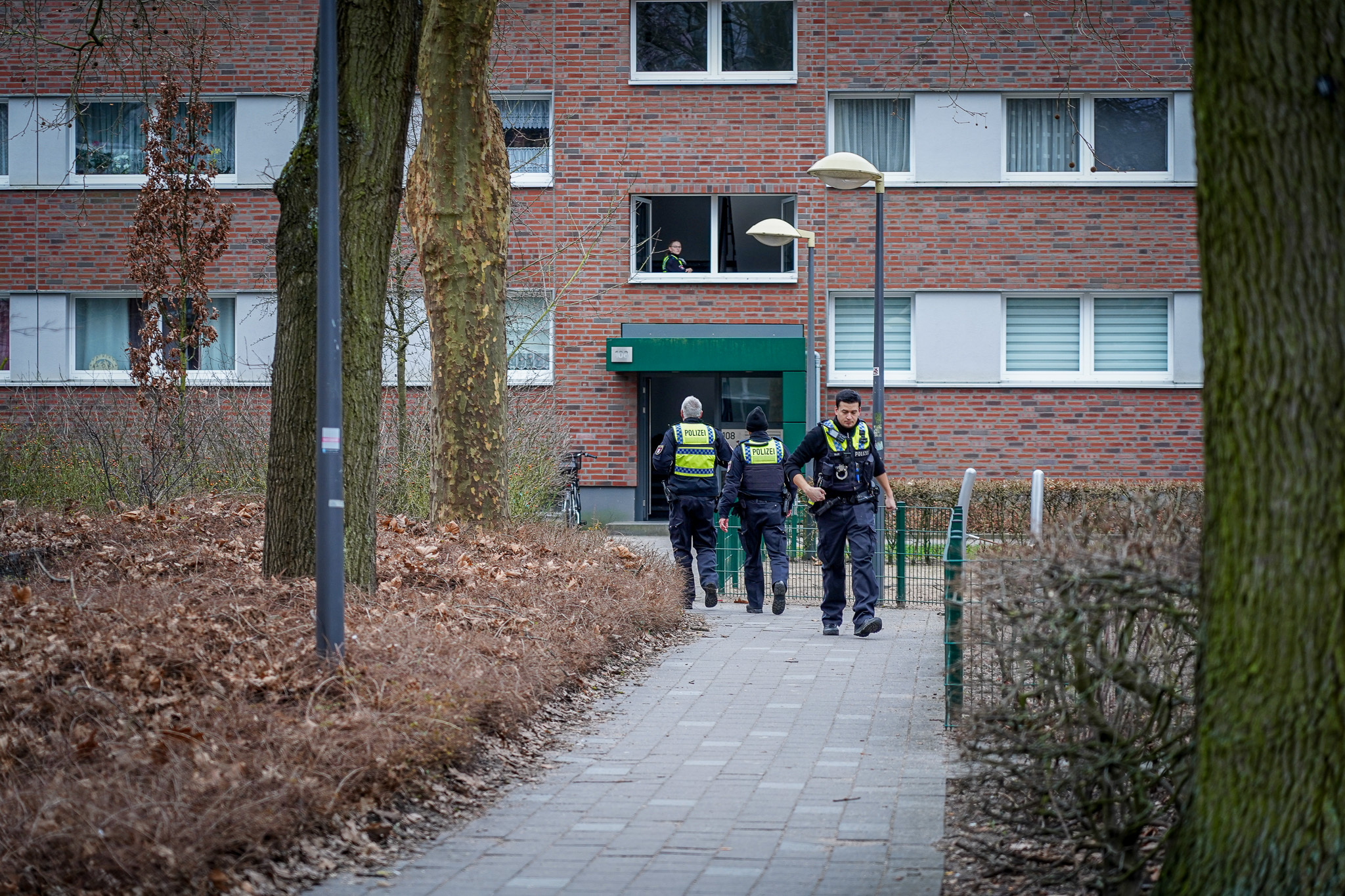 Polizisten vor dem Wohnhaus in Bergedorf.
