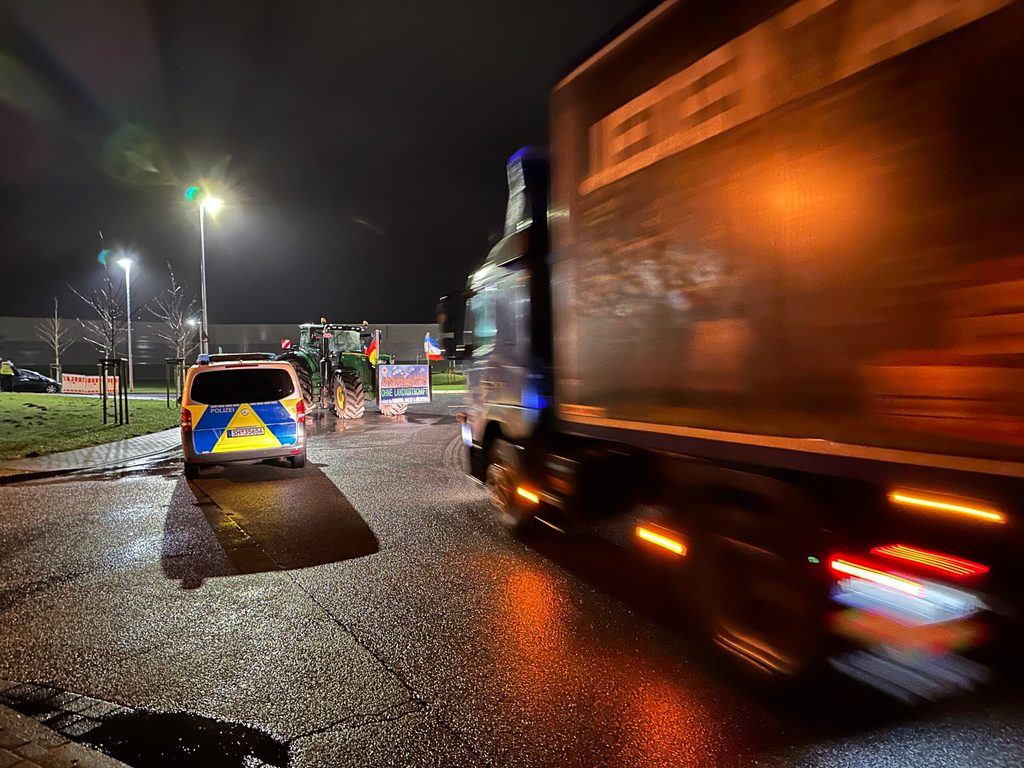 Bauern haben in der Nacht unter anderem ein Zentrallager des Discounterriesen Aldi blockiert.