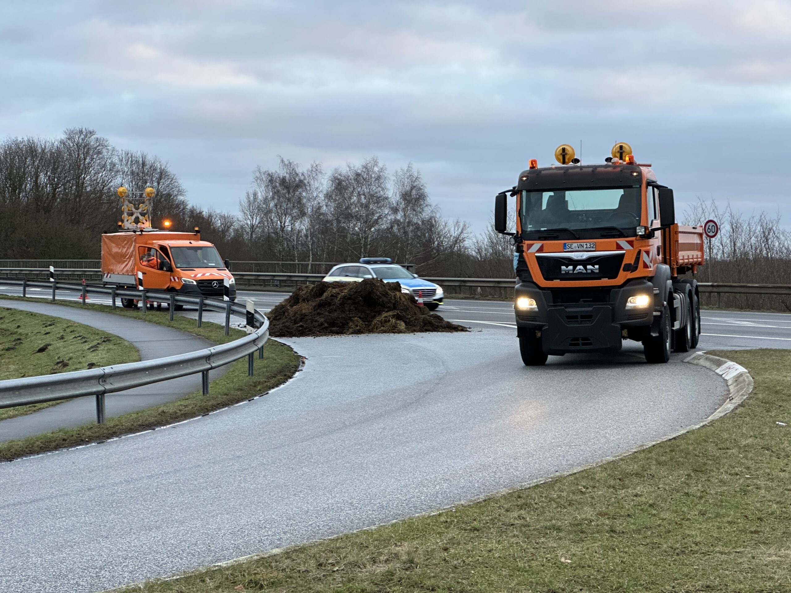 Bauern haben die Zufahrt zur A7 in Richtung Hamburg an der Anschlussstelle Großenaspe mit einem Misthaufen blockiert.