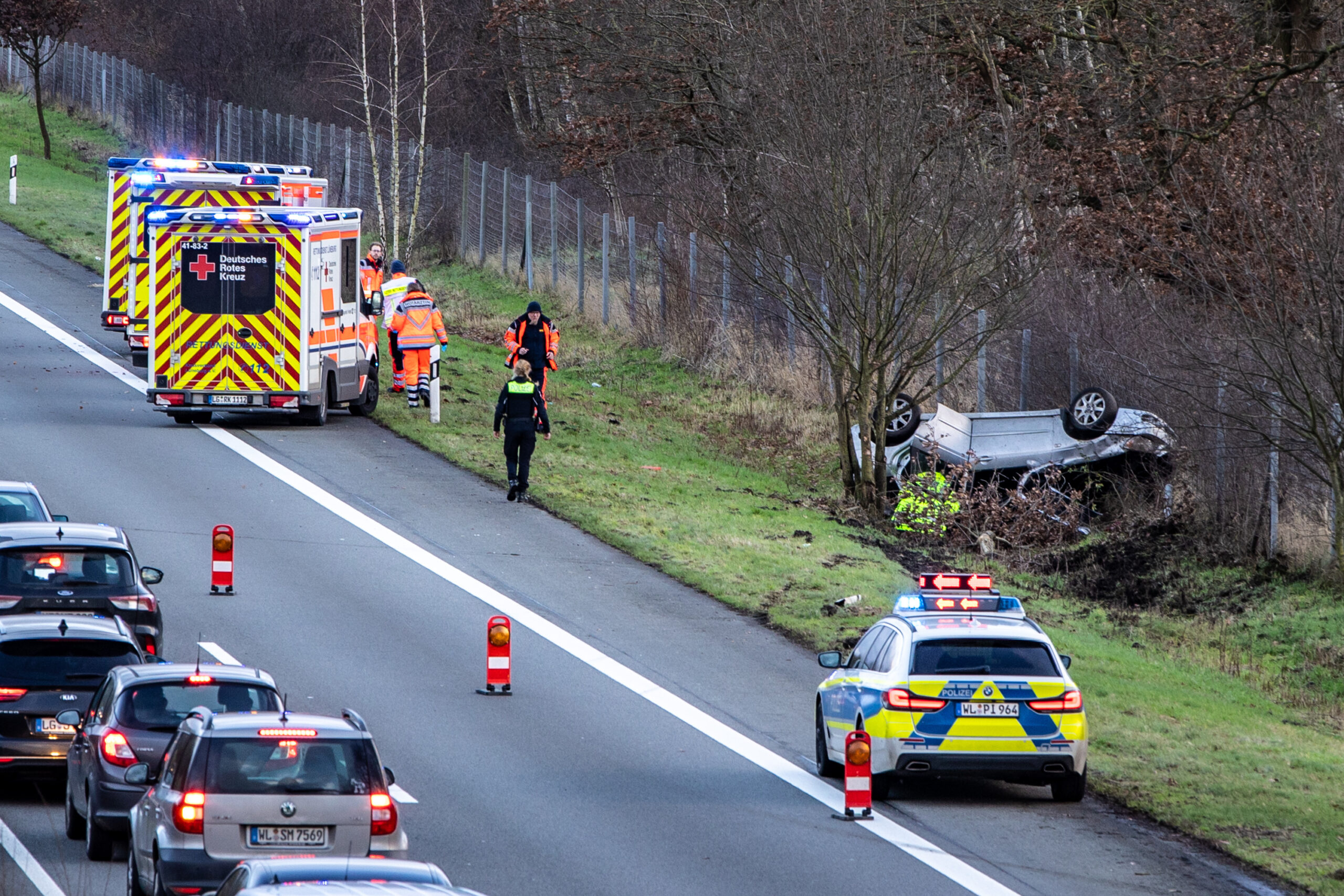 Die Unfallstelle auf der A39 bei Winsen Luhe: Der Unfallwagen liegt am Straßenrand auf dem Dach