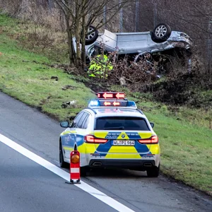 Die Unfallstelle auf der A39 bei Winsen Luhe: Der Unfallwagen liegt am Straßenrand auf dem Dach