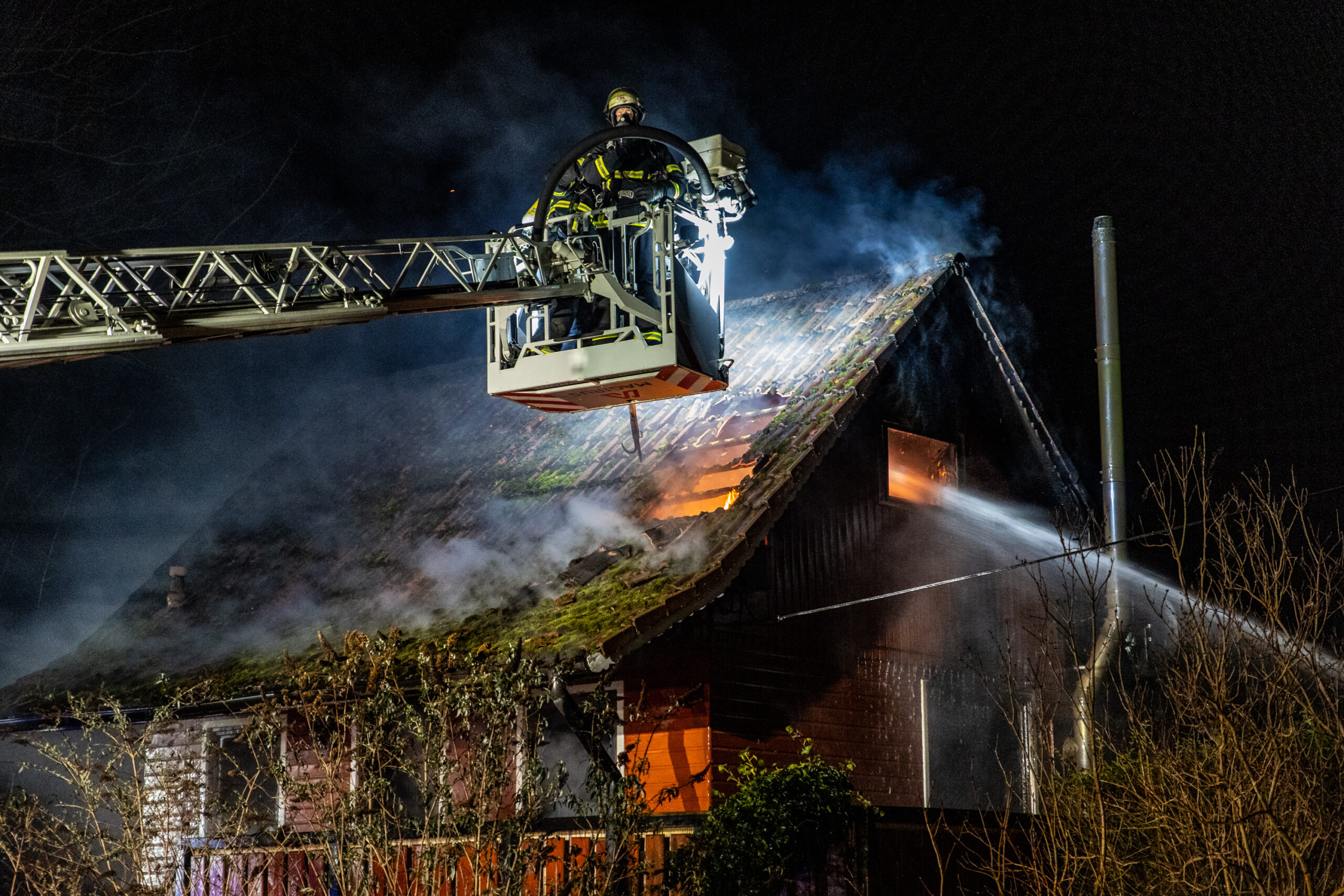 Trotz eines großangelegten Löschangriffs brannte das Haus in Ochsenwerder vollständig aus.