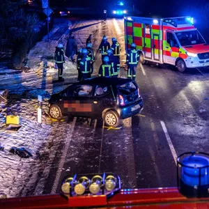izza-Fahrer bei Hamburg schwer verletztAuf Gleiteis ins schleudern gekommen und überschlagen