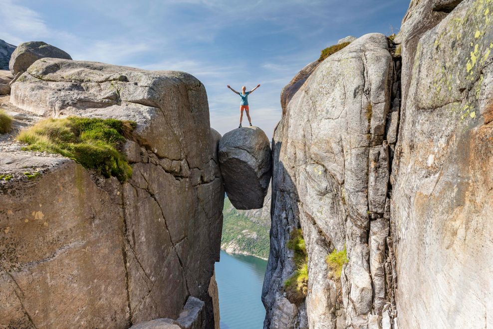 Noch ein atemberaubendes Fotomotiv aus Norwegen: Der Kjeragbolten ist ein Gesteinsbrocken, der in einer Felsspalte 1000 Meter über dem Lysefjord klemmt.