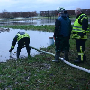 Einsatzkräfte der Feuerwehr pumpen das Wasser ab.