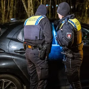 Polizisten kontrollieren ein mutmaßliches Drogen-Taxi.