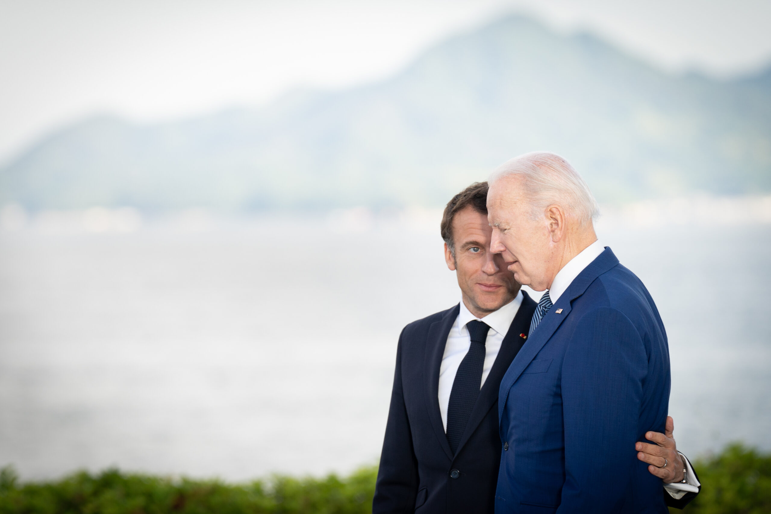 Frankreichs Präsident Emmanuel Macron und US-Präsident Joe Biden kommen im Oktober nach Hamburg (Archivbild).