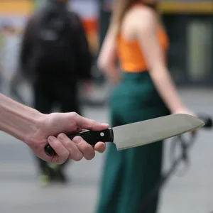 Ein 19-Jähriger soll ein Mädchen mit einem Messer bedroht und sie missbraucht haben.