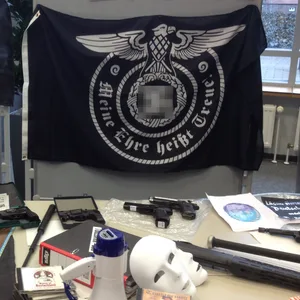 2012 bei einer Razzia bei Hamburger Neonazis sichergestellt: Waffen und Nazi-Symbole.
