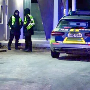 Polizisten im Einsatz in der Unterkunft in Hamburg-Wilhelmsburg.