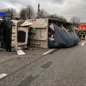 Der mit Schrott beladene Lkw kippte beim Abbiegen um – die Kreuzung musste gesperrt werden.